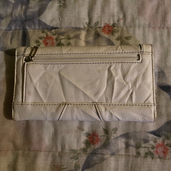 Guess - Picture 2 of 3